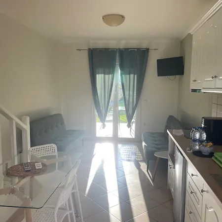 Mythos Apts Rentit